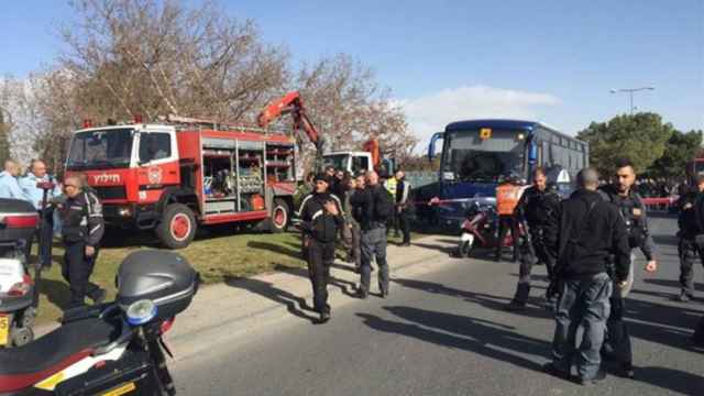 Las fuerzas de seguridad de Israel cordonan la zona del atentado yihadista en Jerusalén