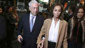 El escritor peruano Mario Vargas Llosa y su pareja Isabel Preysler.