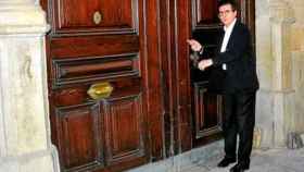 Jaume Matas cerrando la puerta de su palacete de Palma en una imagen de archivo.