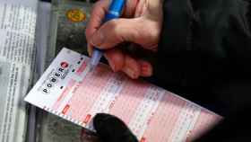 Un ciudadano rellena un boleto de lotería en el Estado de Nueva York.
