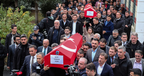 El vicepresidente turco el presidente de la Gran Asamblea Nacional turca y varias personas llevan el féretro de Arzu Ozsoy y su hija Yagmur Ucar, fallecidas en la explosión, durante la ceremonia de su funeral en Estambul, Turquía / ERDEM SAHIN- EFE