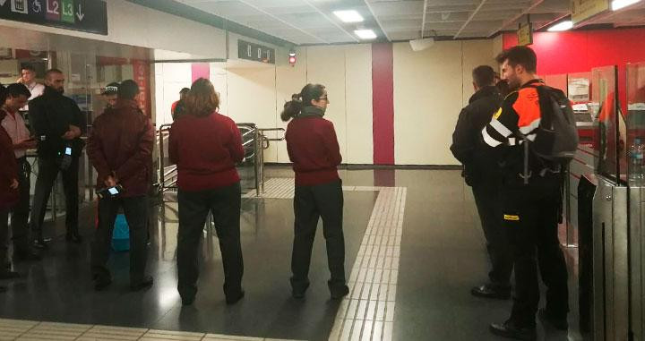 Imagen de un control de vigilantes de seguridad del Metro de Barcelona, que harán huelga por Fin de Año / CG