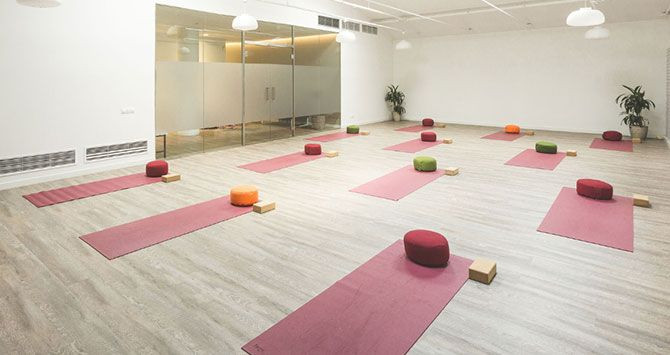 Una aula preparada para una clase de yoga en el centro Silencio Barcelona / CG