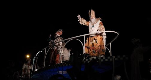 Los Reyes Magos, saludando a los niños en la cabalgata de Barcelona de 2022 / PABLO MIRANZO