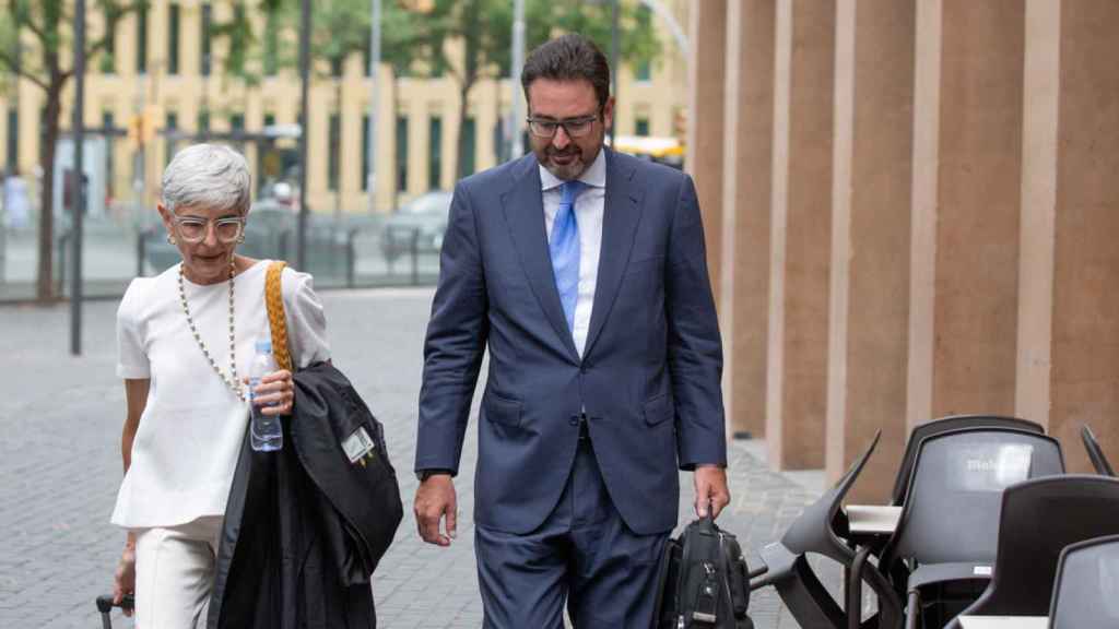 El excargo de Convergència Democràtica de Catalunya (CDC) David Madí sale acompañado de su abogada, Olga Tubau /