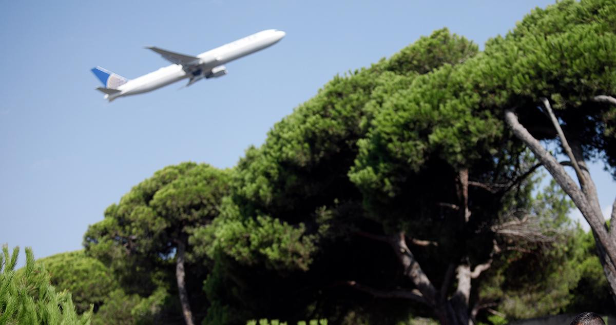 Un avión despega junto a La Ricarda, en El Prat / EUROPA PRESS