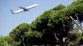 Un avión despega junto a La Ricarda, en El Prat / EUROPA PRESS