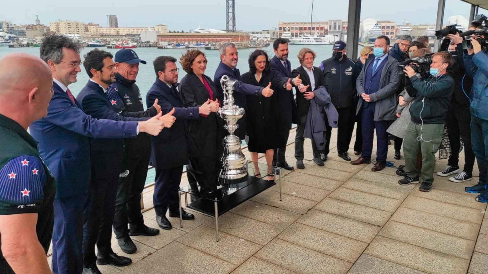 Las primeras autoridades catalanas, con el trofeo de la Copa América, que Barcelona acogerá en 2024 / CG