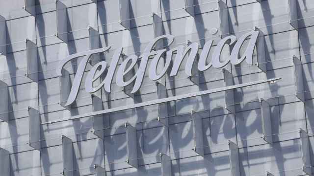 Logo de Telefónica insertado en el edificio de su sede de Madrid / EP