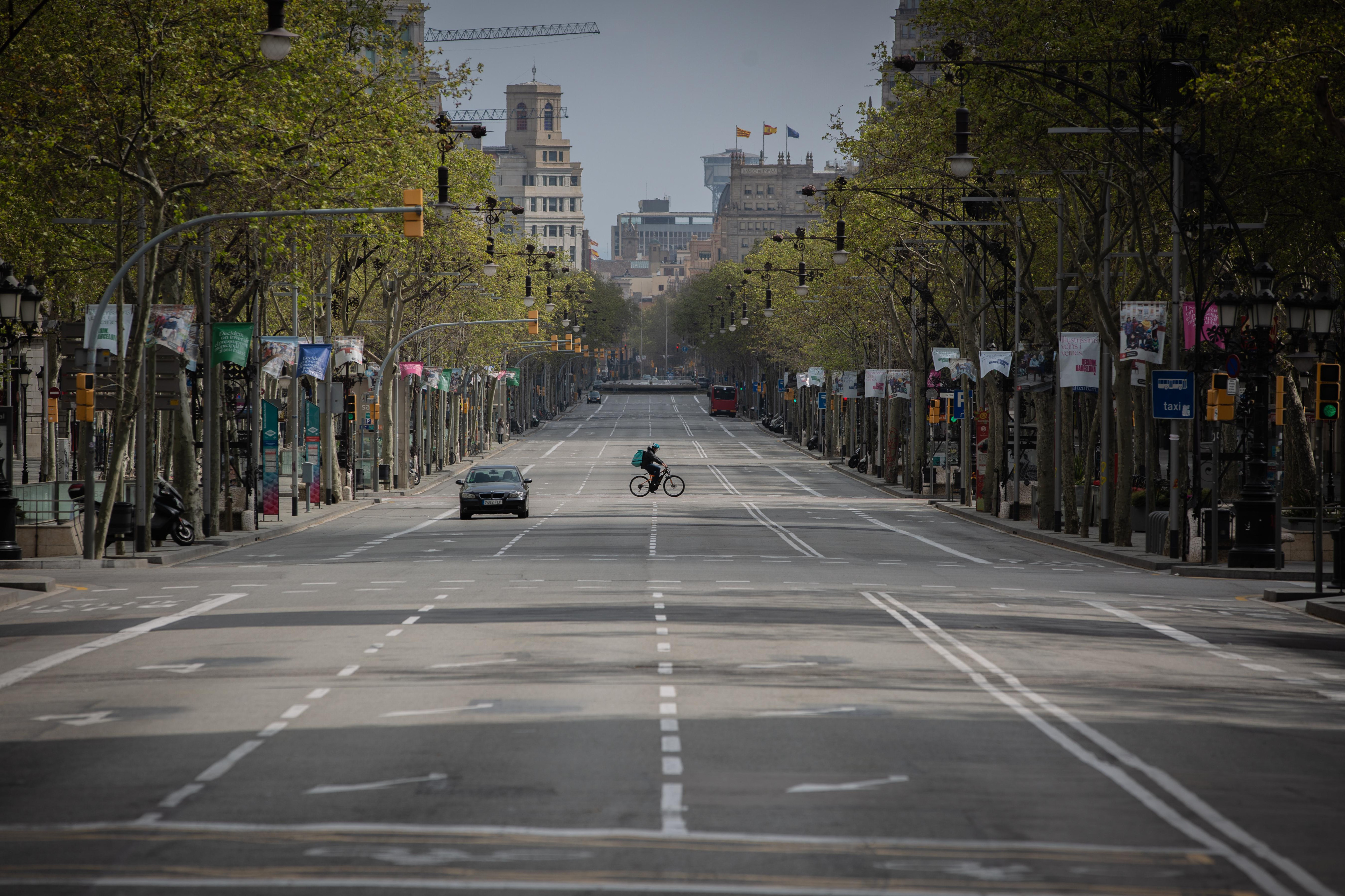 El Paseo de Gracia de Barcelona, sin taxis y casi vacío en la segunda semana del estado de alarma por el coronavirus / EUROPA PRESS