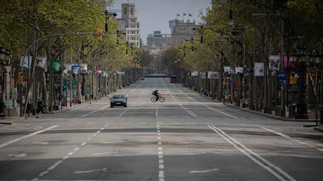 El Paseo de Gracia de Barcelona, sin taxis y casi vacío en la segunda semana del estado de alarma por el coronavirus / EUROPA PRESS