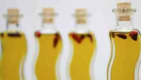 Cuatro botellas llenas de aceite de oliva, un sector donde se practica la venta a pérdidas