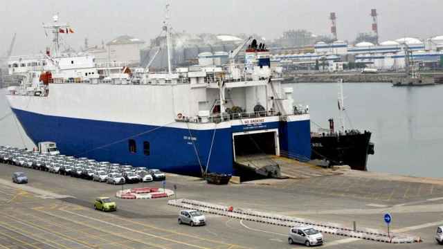 Imagen de unos vehículos preparados para su exportación desde el puerto de Barcelonaa, la industria de la automoción es una de las más activas en las ventas al exterior / SETRAM