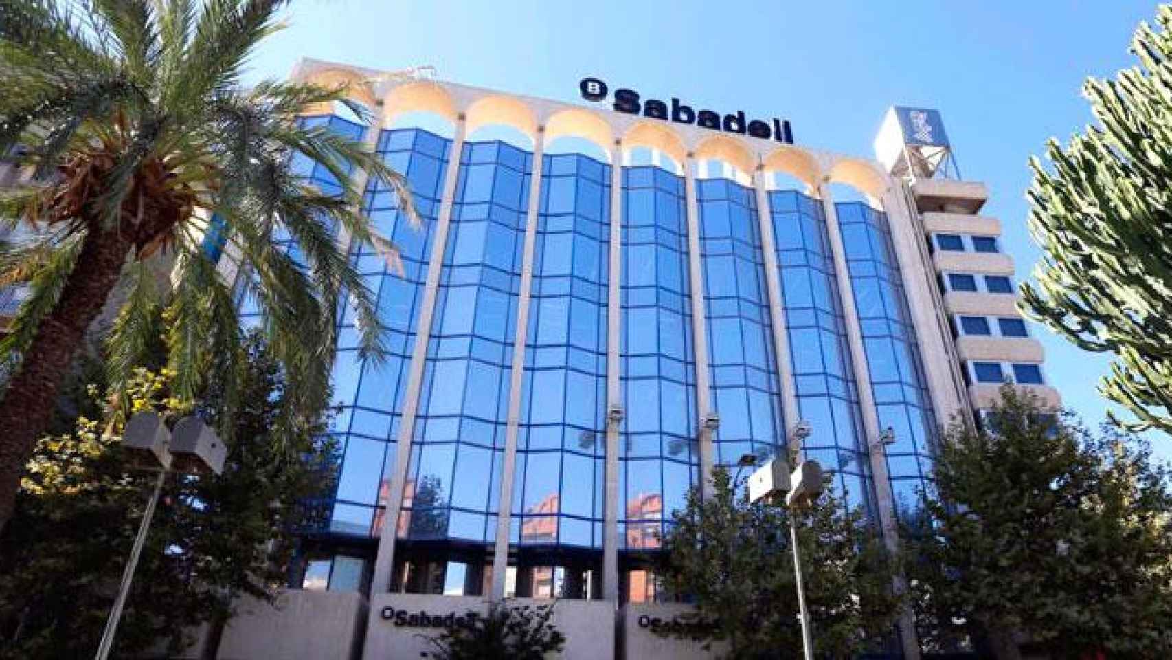 Edificio de la nueva sede del Banco Sabadell, una de las empresas catalanas que se ha marchado, en Alicante / EFE