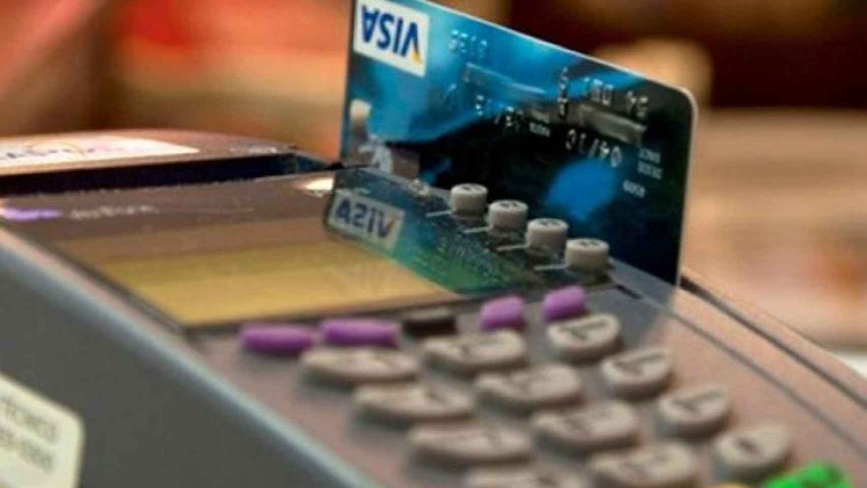 Detalle de una tarjeta de crédito, que pueden dejar de ser gratis, en un datáfono / EFE