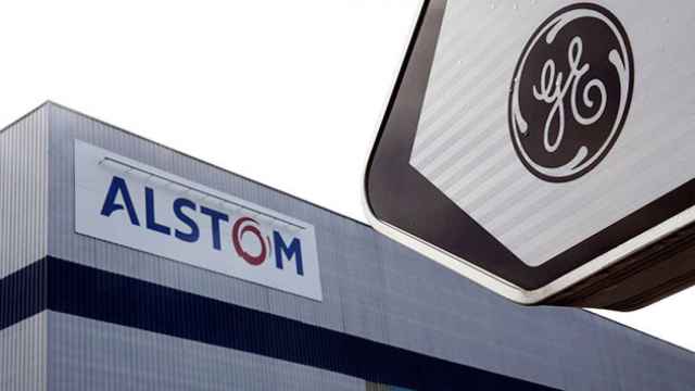 Una planta de Alstom junto a un cartel de General Electric