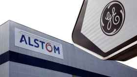 Una planta de Alstom junto a un cartel de General Electric