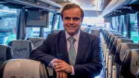 Valeriano Díaz, director de la unidad zonal mediterránea de ALSA en un autobús de la compañía / CG
