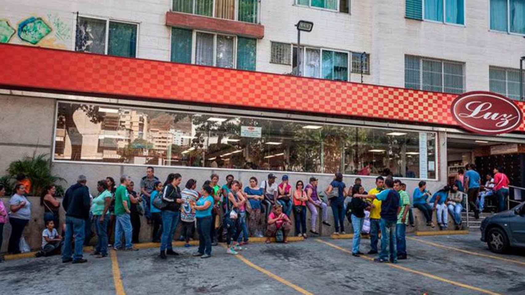 Cola ante una tienda de alimentación de Caracas, donde hay escasez de todo tipo de artículos.