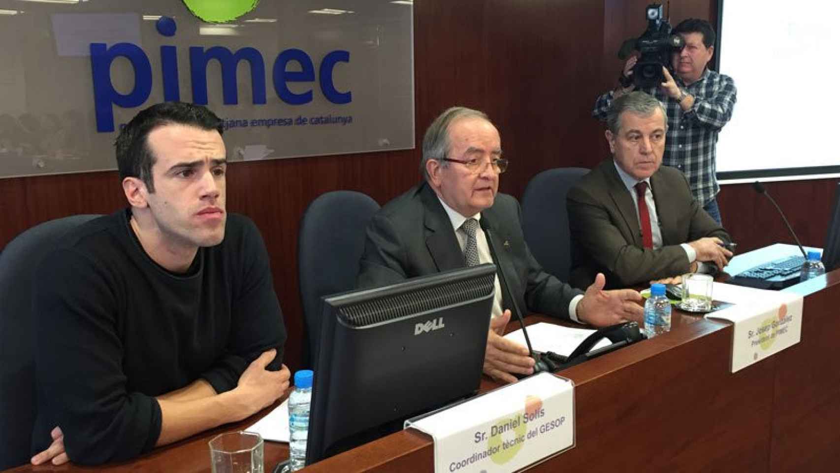 Josep González (centro), presidente de Pimec, junto al responsable de economía y empresa de la patronal, Modest Guijoan (derecha), y el coordinador técnico de Gesop, Daniel Solís (izquierda)