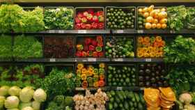 Estantes de verdura de un supermercado agrícola / CG