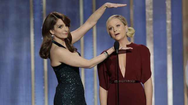 Las actrices Tina Fey y Amy Poehler, presentadoras oficiales de los Globos de Oro 2021 / EP