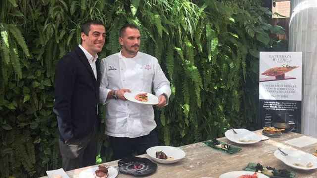 El chef de CEBO Aurelio Morales (d) junto a Joaquim Clos (i), director general de Derby Hotels Collection, en la Terraza del Claris / CG