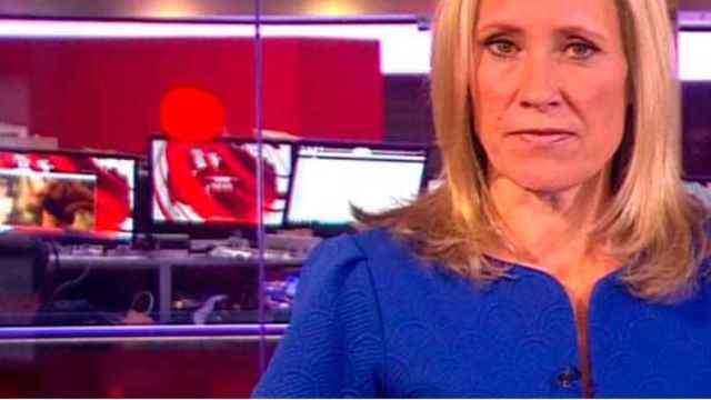 La presentadora de la BBC con las imágenes del 'topless' detrás / CG