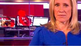 La presentadora de la BBC con las imágenes del 'topless' detrás / CG