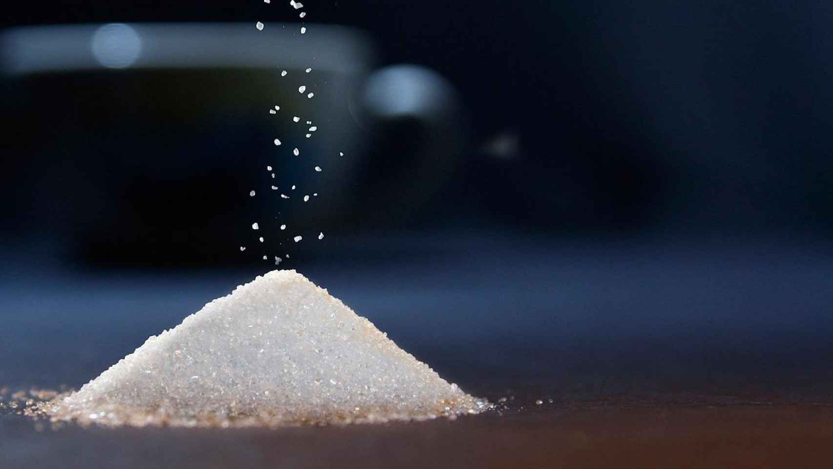 Montón de azúcar sobre una mesa
