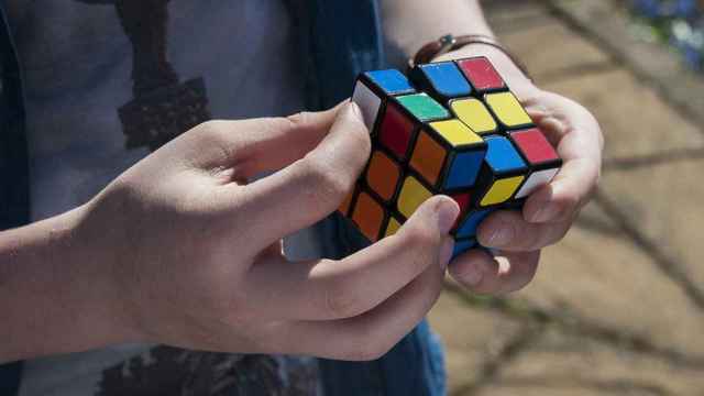 Niño resolviendo un cubo de Rubik / PIXABAY