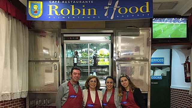 Varios voluntarios en el restaurante Robin Hood, de Mensajeros por la paz / EUROPA PRESS