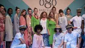 Las diseñadoras de Naulover Carme y Paula Noguera (centro) junto a los modelos que presentaron su colección 'Matelot' en la 080 Barcelona Fashion / CG