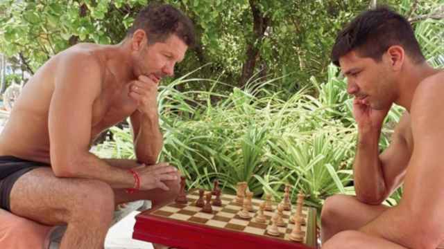 El Cholo y su hijo, jugando al ajedrez /INSTAGRAM