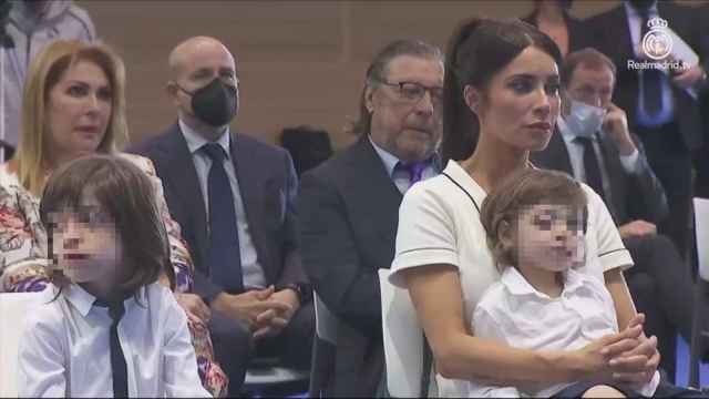 Pilar Rubio y sus hijos / REAL MADRID TV