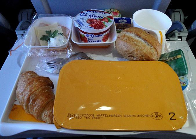 Bandeja de comida servida en un vuelo / PXHERE