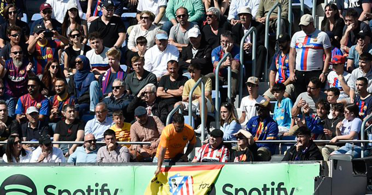 Expulsan del Camp Nou a un aficionado que había colgado una bandera del Atlético / REDES