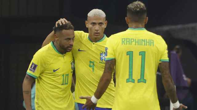 Richarlison celebra, junto a Neymar y Raphinha, sus dos goles contra Serbia / EFE