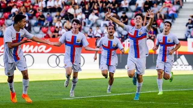 Víctor Barberà, el Lewandowski de la Masía, celebra su gol con el Juvenil A / FCB