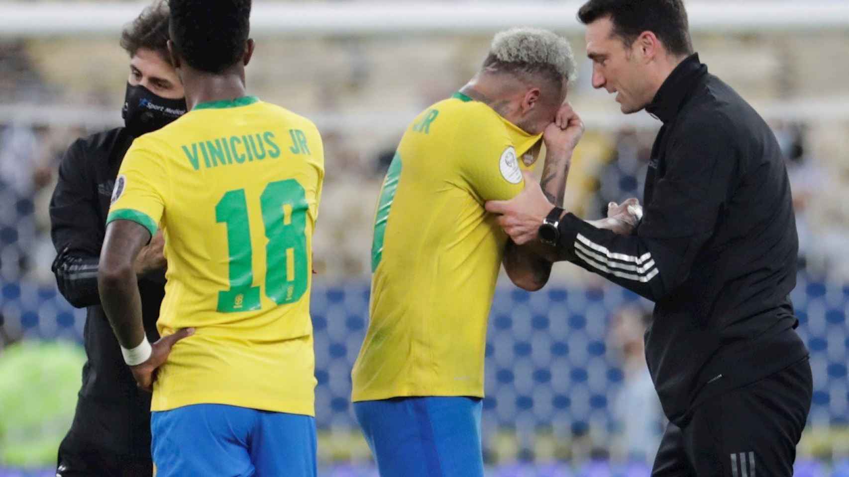 Scaloni consuela a Neymar Jr. después de la final de la Copa América / EFE