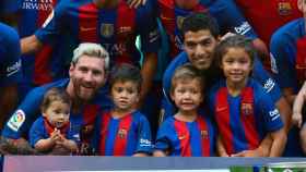 Messi y Suárez, junto a sus hijos en el Camp Nou | EFE