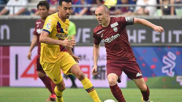 Iniesta jugando contra el Barça en pretemporada / EFE