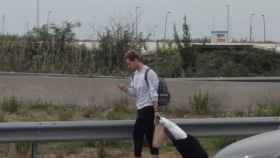 Una foto de Ivan Rakitic caminando desde el aeropuerto de Barcelona / Twitter
