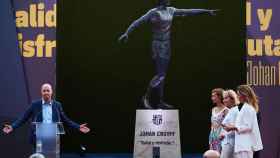 Jordi Cruyff en la inauguración de la estatua en homenaje a Johan / EFE