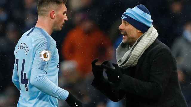 Laporte recibiendo órdenes de Pep Guardiola / EFE