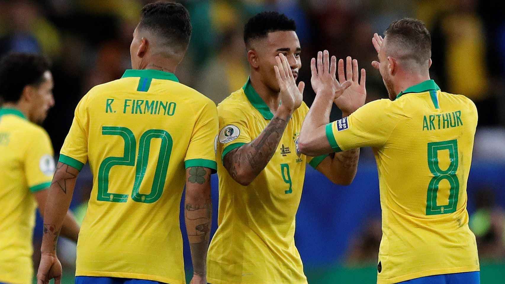 Arthur y Gabriel Jesus celebran el segundo gol de Brasil EFE
