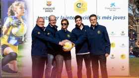 Una foto de Sergi Roberto durante la inauguración del Cruyff Court Sergi Roberto junto a otros dirigentes azulgranas / FCB