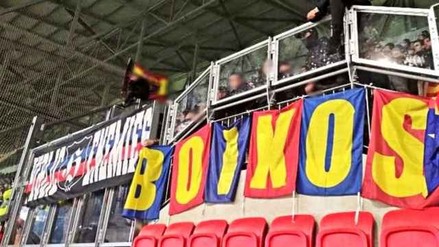 Pancartas de los 'Boixos Nois' en el campo del Olympique de Lyon / TWITTER