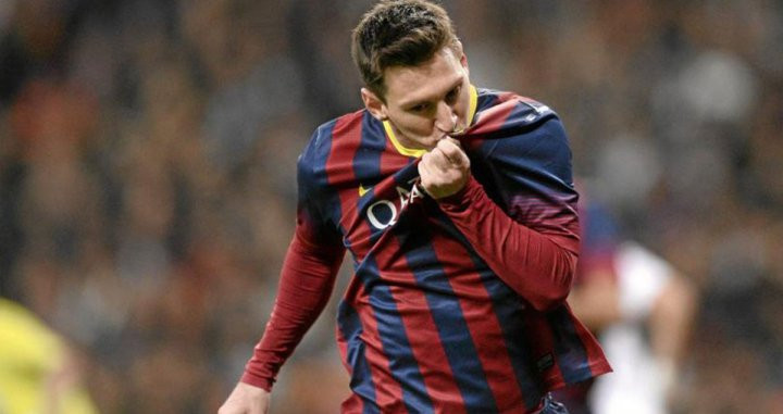 Messi, besando el escudo del Barça | EFE