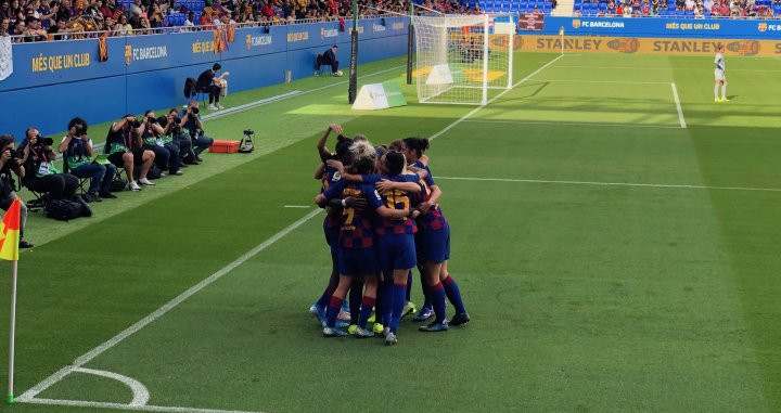 Las jugadoras del Barça celebran el tanto de Oshoala frente al Atlético de Madrid / CM